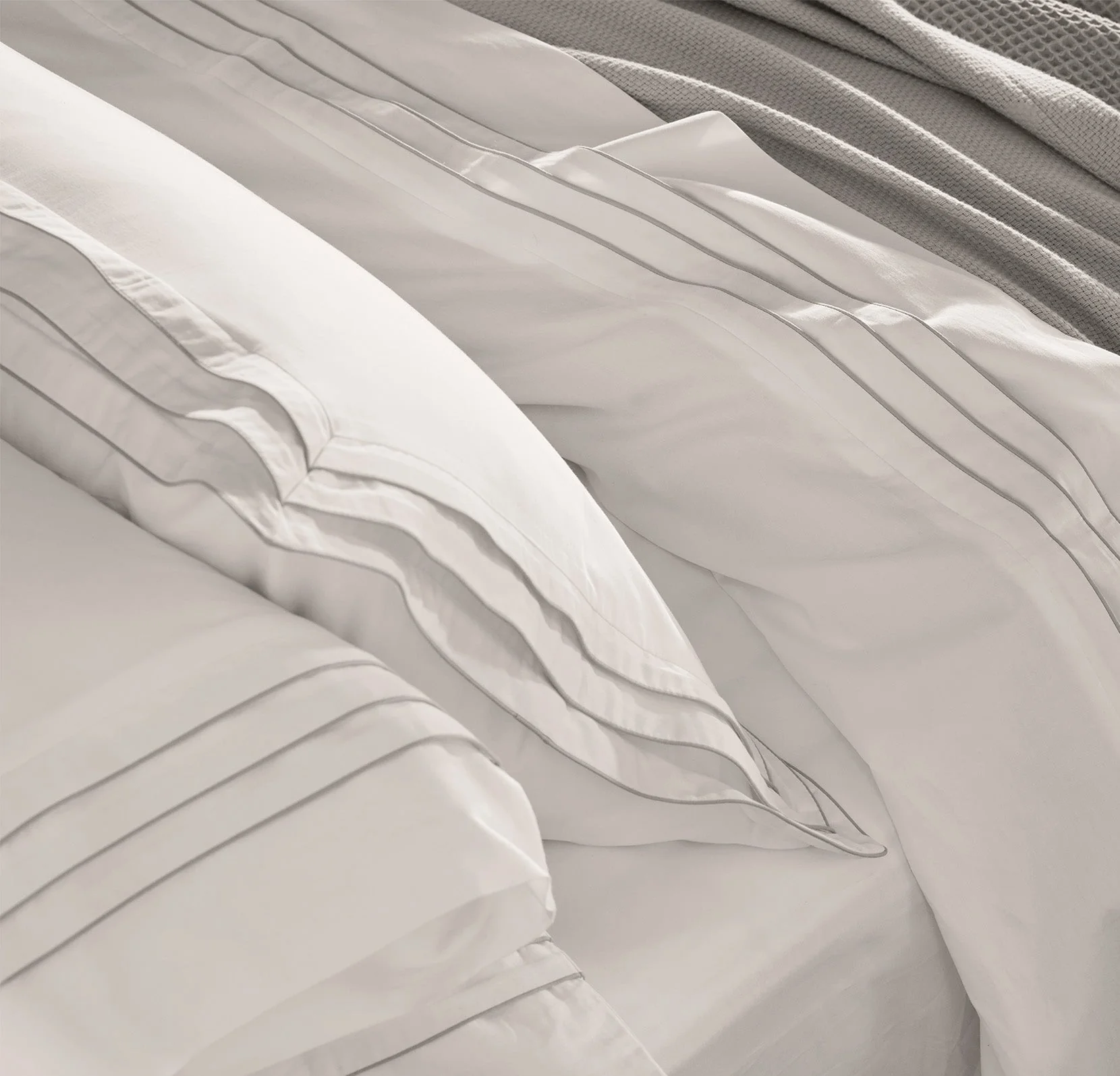 Signature Embellished Sheet Set - White/Pewter Triple Framed - Image 3
