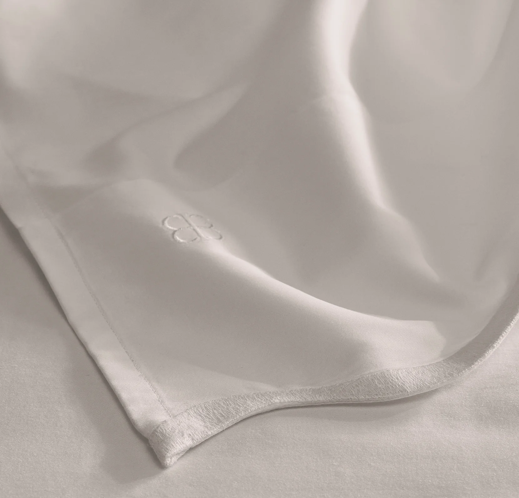 Signature Embellished Sheet Set - White/White Curved Edge - Image 5