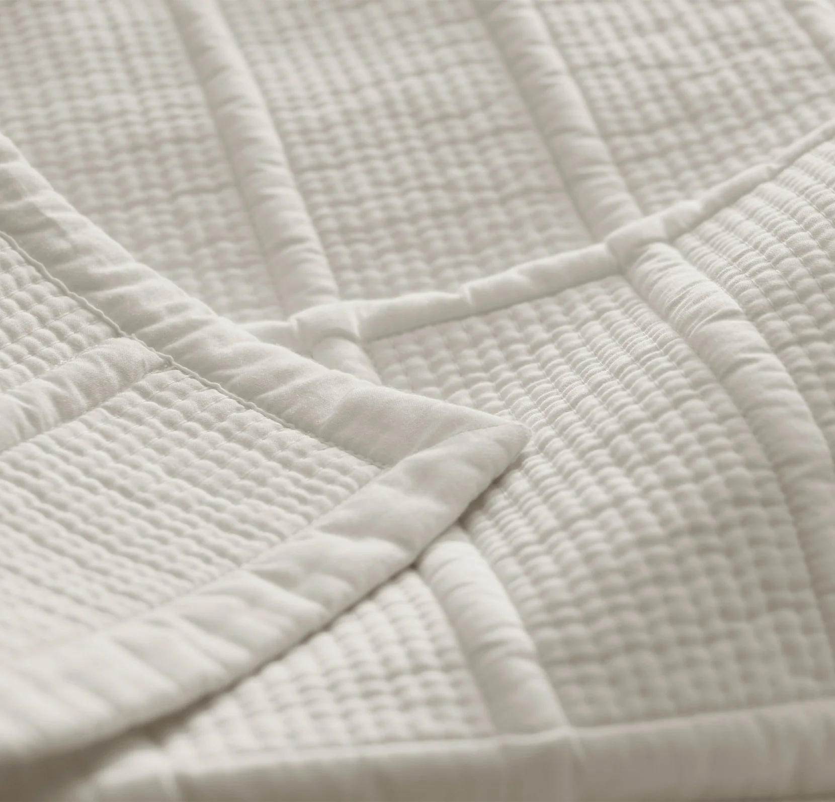Signature Modern Grid Quilt - White - Image 3