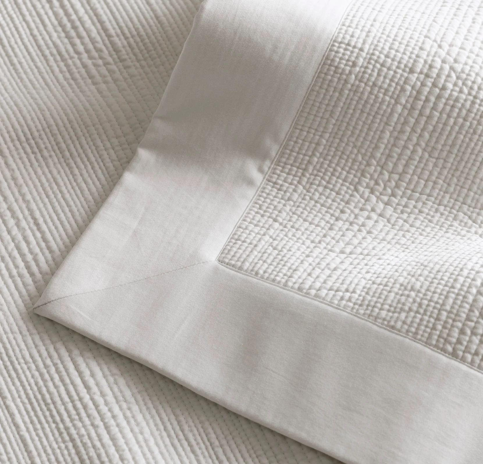 Signature Stitchline Quilt - White - Image 3
